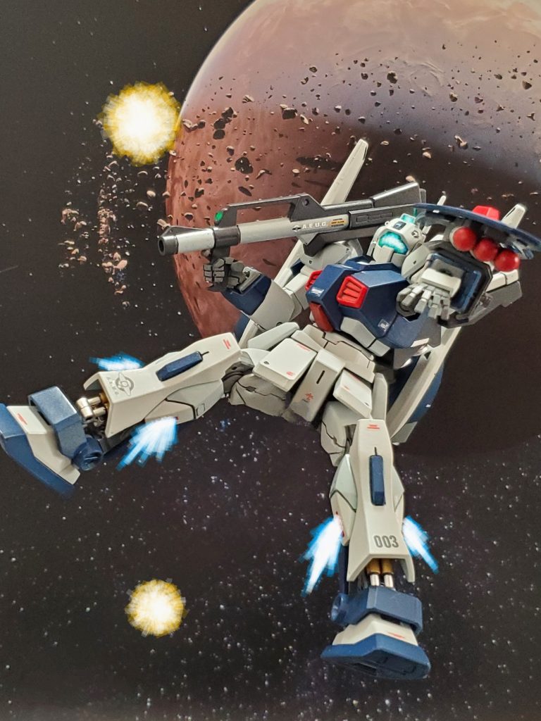 デラーズ紛争以降、Iフィールドや対ビームコーティング加工が施された機体が主流となりつつあるため、ネモ試作高機動型の武装は実弾兵装を中心に構成されている😔✴️射程は短いが取り回しに優れ、至近距離での破壊力抜群のショートバズーカ💥腰アーマーには試作されたグレネードランチャー❕そしてシールド🛡️には3連ミサイルランチャーも装備しているのである👍✨