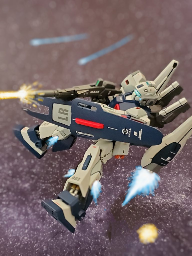 宙域に到着すると同時にネモ試作高機動型は青いハイザックをロックオン🔘強制ブレーキングを掛けながらロングビームライフルを放つ~👊✨