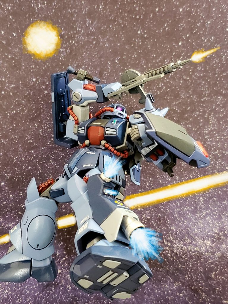 青いハイザックはロング射撃を間一髪で回避~😓そして、続けざまに打ち込まれるビームライフルを小刻みに回避しながら反撃してくる👀❗ユウ・カジマ大尉の攻撃にも動じず、機体をよじらせ、我流な射撃スタイルで対応してくるハイザック✨どうやら相当な場数を踏んだ歴戦のパイロットのようだ…🤔💦