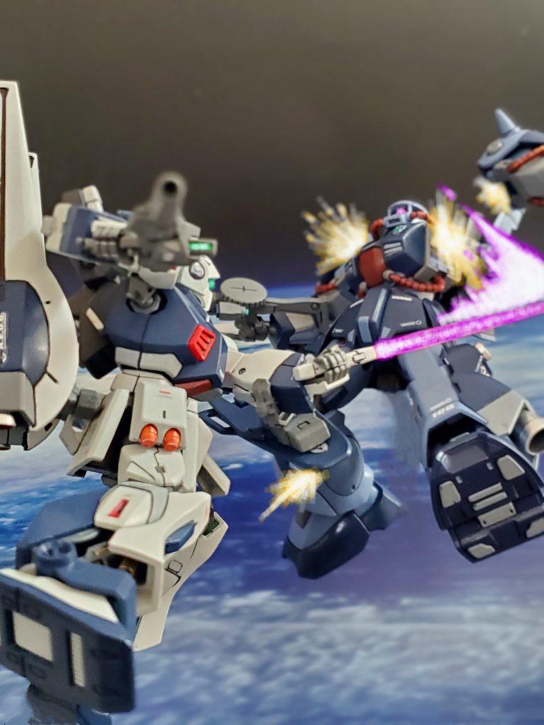 そして、ネモのビームサーベルの連撃⚔️が次々にヒット~🤩✨ユウ・カジマ大尉は、ついにハイザックの片腕を切り落とす🎵だが、やはりハイザックのパイロットは歴戦の猛者❗巧みに致命傷を回避しダメージを受けながらも戦線を離脱していくのであった…😔✨