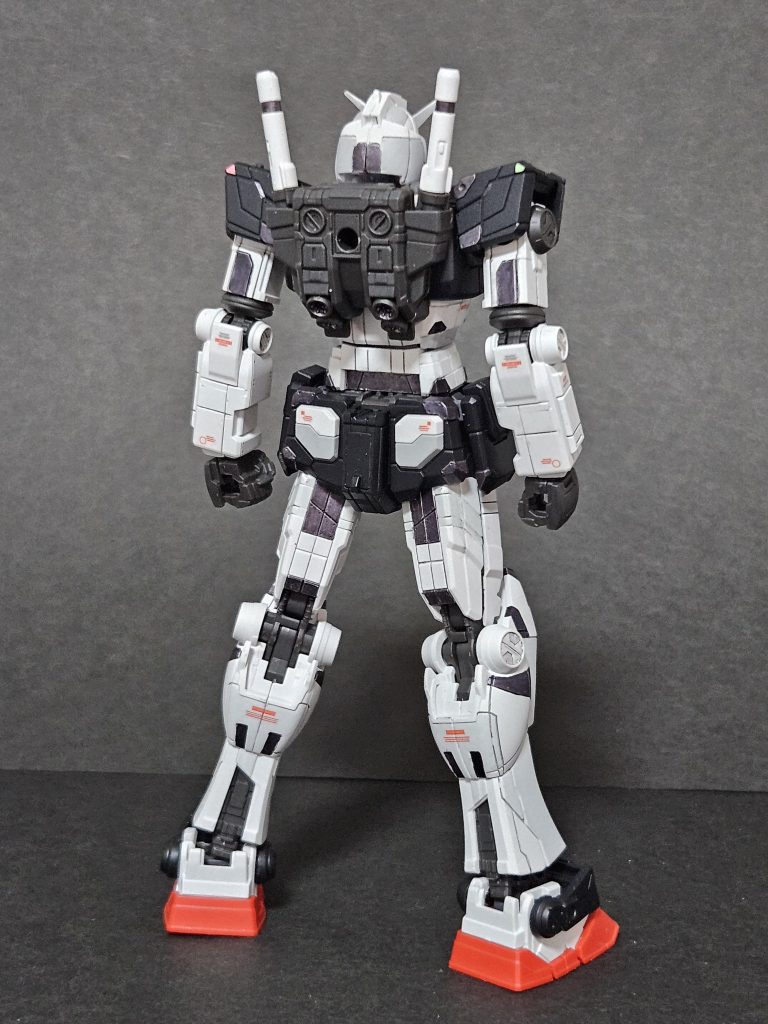 素体のプロトタイプガンダム状態。塗り分けとデカールで密度を上げたら、この状態がだいぶかっこよくなりました。ライトグレー部は水性ホビーカラー、ガンメタ部はガンダムマーカーを筆塗りしています。