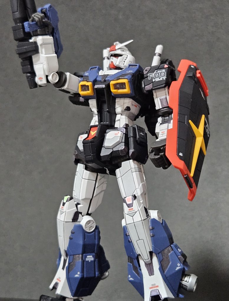 横浜の動くガンダムをイメージしたポーズで。横浜ガンダムには初めて見に行った時に本当に感動させられて、その後も毎回違う人を連れて計4回も行きました。現在の技術的限界の中でオッサンたちが作り上げた