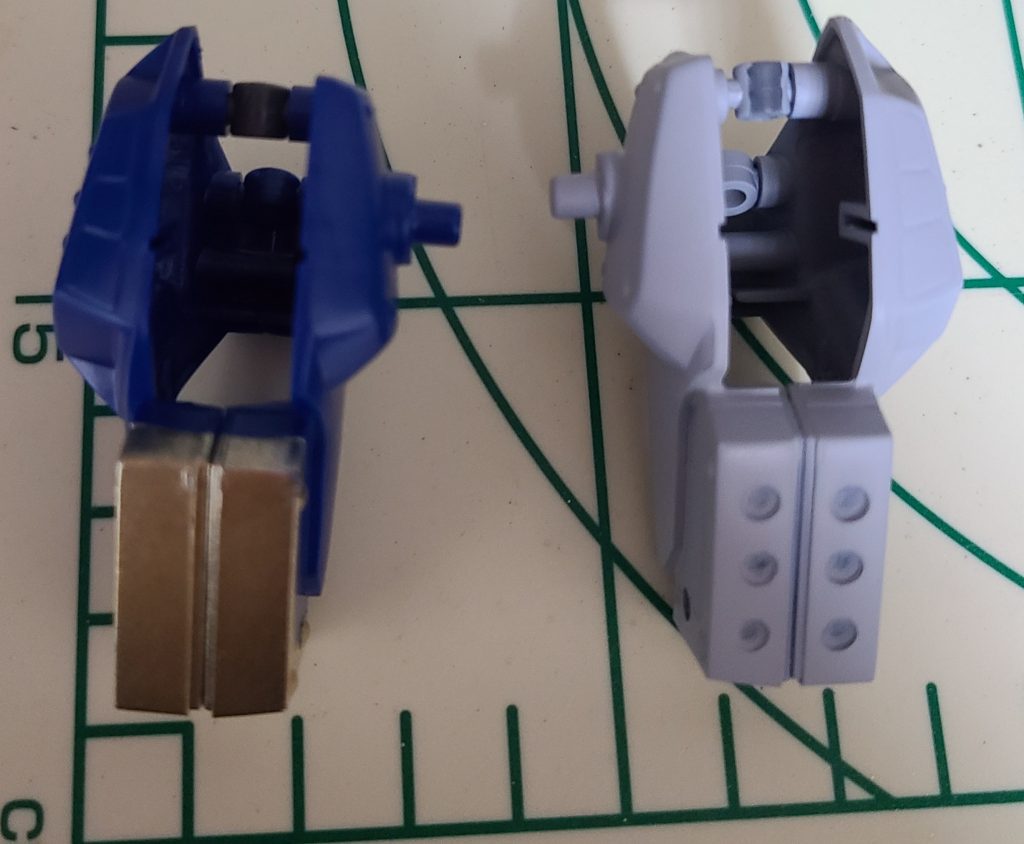 改造ポイント②リアル形態の脚部はミサイルポッドなのですが、こちらもシールのみのため、3ミリの穴を開け、ピンクのHアイズを埋め込みました。…なんでHアイズ埋め込んだ写真を撮ってないんですかね?我ながら謎です。