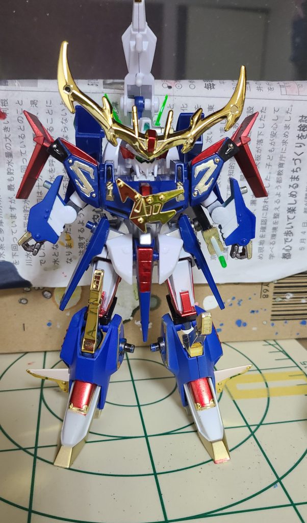 リアル形態、金剛鋼丸。SD形態と角飾りが共通なので、やたら巨大に見えますね。