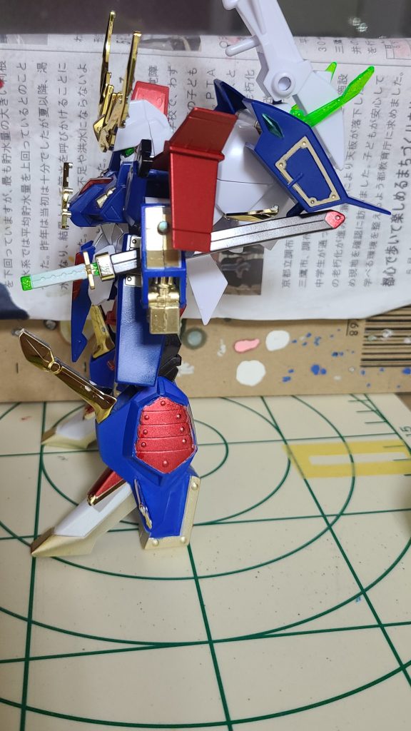 横から。SDの頭部がそのままバックパックに。今見てもプロポーションは良いんじゃないかと思います。