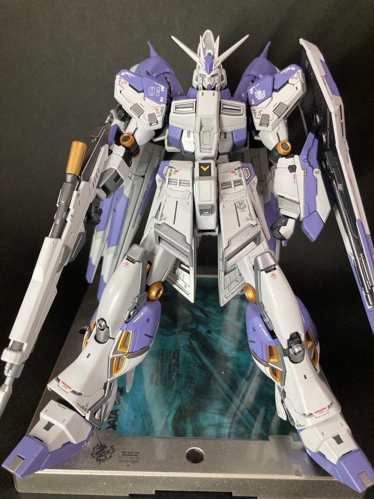 顔を好きな形状に改造してます。HGのνガンダムのひさしを切った貼ったしました。