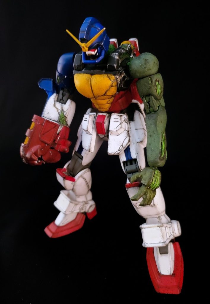 MGゴッドガンダムのフレームに旧キットのマックスターを組み合わせ、合わない部分は延長、幅詰めしています。デビルガンダムヘッドのようになった頭部マスクはエポキシ樹脂で新造。中の牙も樹脂で製作しました。左腕はゴッドスラッシュで切断され、DG細胞により新たな腕がつくられました。エポキシ樹脂で製作。