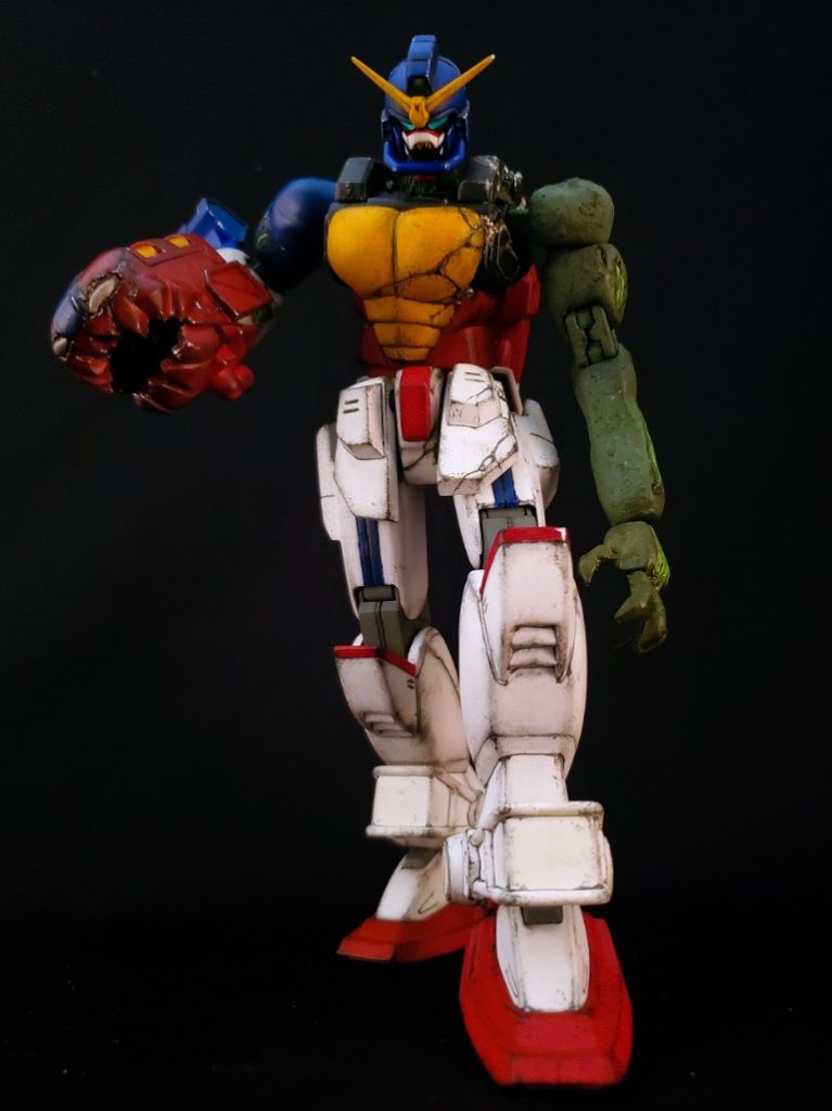 右腕のグローブに顔が出現し、飛び込みからの右腕パンチ一撃でゴッドガンダムを半壊させ、ドモンは出血からの気絶で戦闘不能になりました。グローブ顔部分はエポキシ樹脂で製作しています。この後シャッフル同盟全員が囲み戦闘となりますが、先程同様ドラゴン、ボルトが一撃で破壊され、ローズの片腕が吹き飛ばされた後に修復されたゴッドが登場し、再戦になりました。