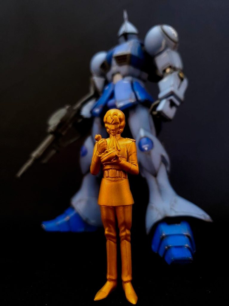 この壺をキシリア様に届けてほしい像。付属フィギュアを銅像のようにしました。マ様の軍人としての素晴らしさは永遠に語り継がれてゆくことでしょう。