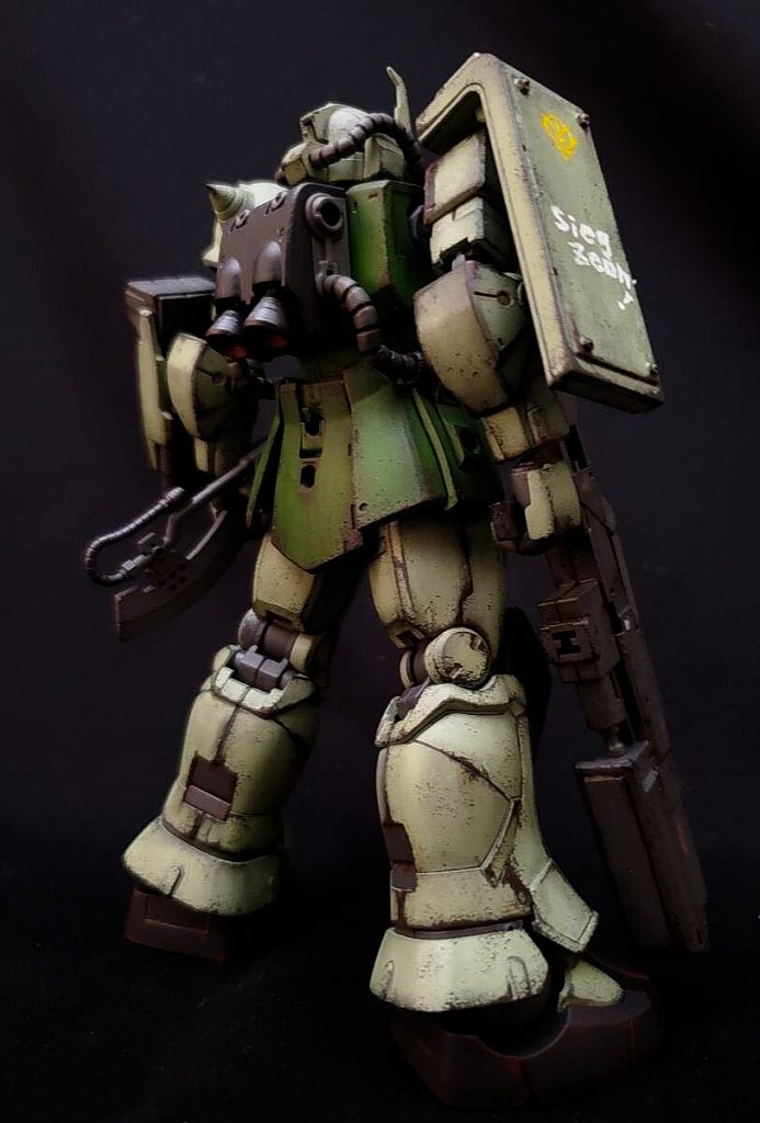 汚しは錆や土汚れなど。カラーリングはザクII風。&nbsp;