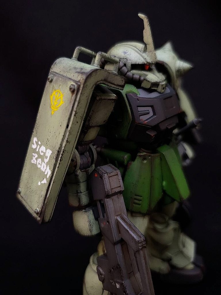 シールドは鉄板、ボルト、フックディテール。ジークジオン！を描きました。