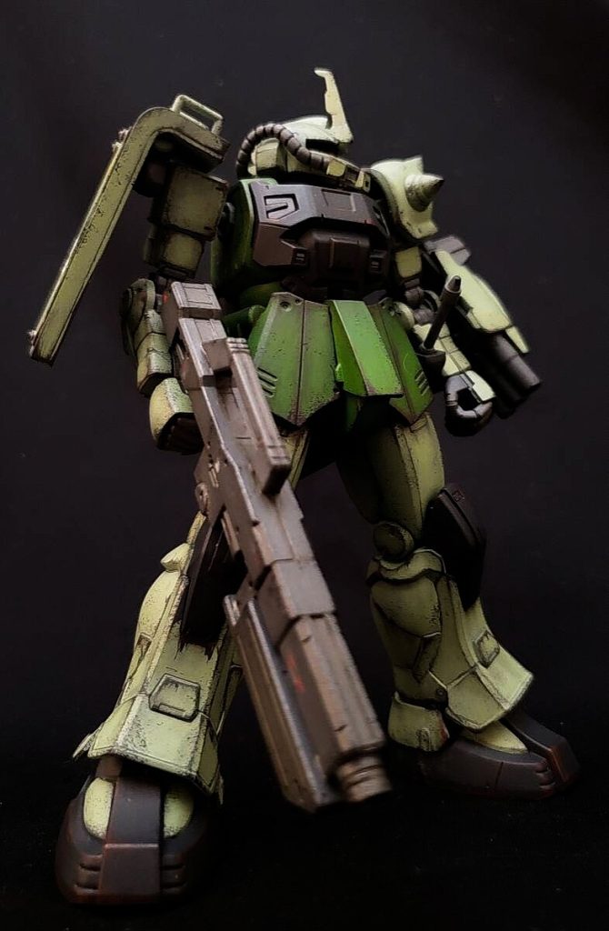 左腕シールドはゲルググキャノンから。設定は特に考えていませんが対艦用ライフルのような武器にしました。ジャンクパーツとプラ板で製作しています。