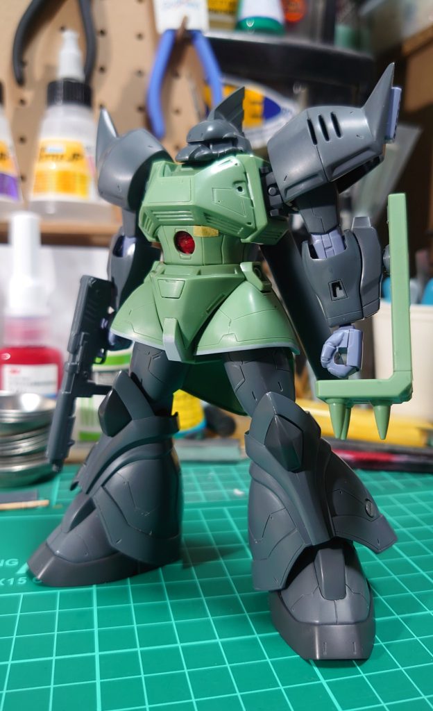 やはりこの子の最大の難点は股間周りですwスカートが短いのでプラ板貼りました。kutaro初の改造w加えて、スカートの付け根からぶった切って、可動式にしてます。太ももは「ORIGIN」を真似たモールドにしてますw