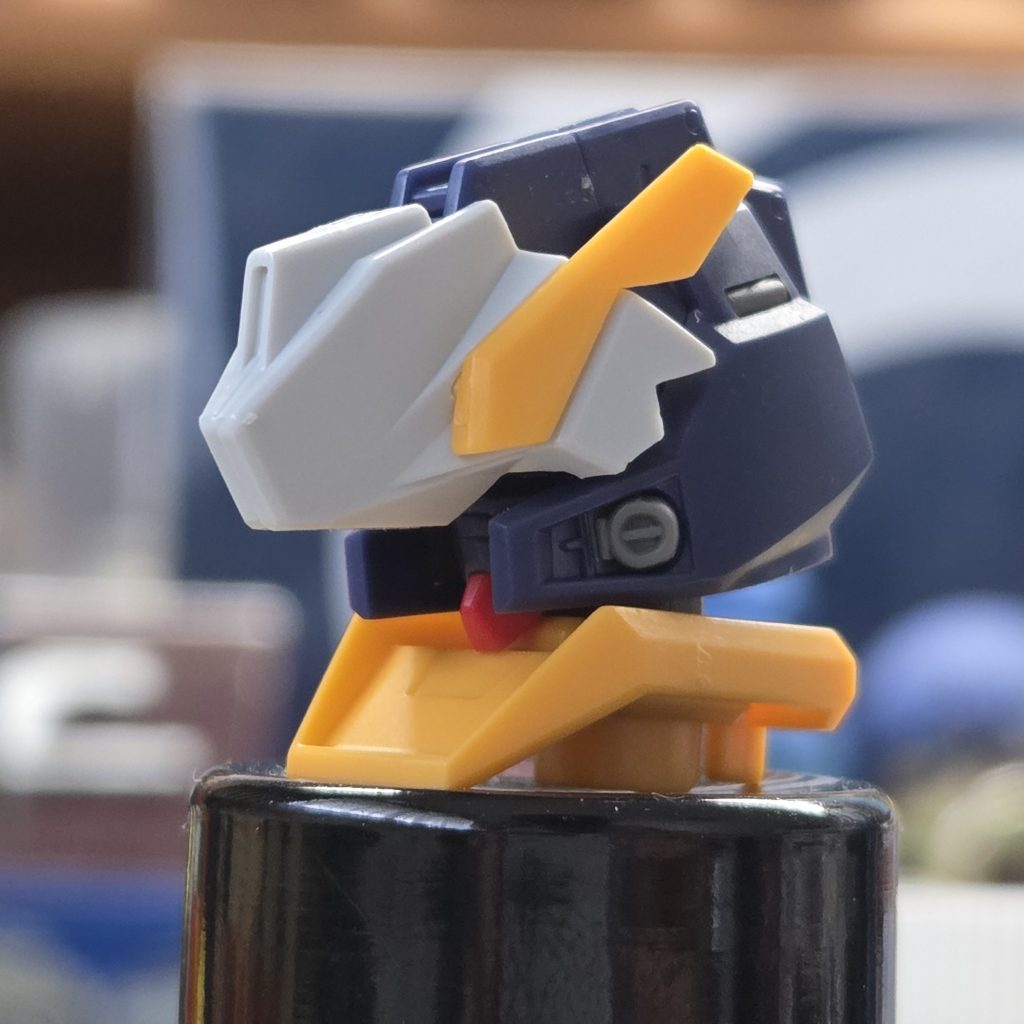 制作途中の画像ですが、頭部のアップを頬部分が特徴的なハイゼンスレイの頭部にセンサーユニットを取り付けるとどうなるのか記になり、今回装備させたものを作成しました。他にない、特徴的な頭部になったと思います。