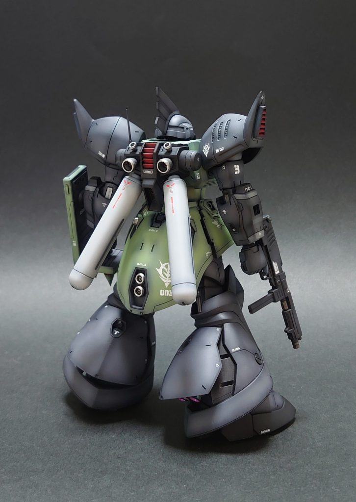 バックショット。ごちゃごちゃっとしてると落ち着きます。逆にシンプル過ぎると寂しい背中になるのでwふくらはぎのカバーは可動式で、エルガイムのようにもっと展開できます。(1枚目のショット)