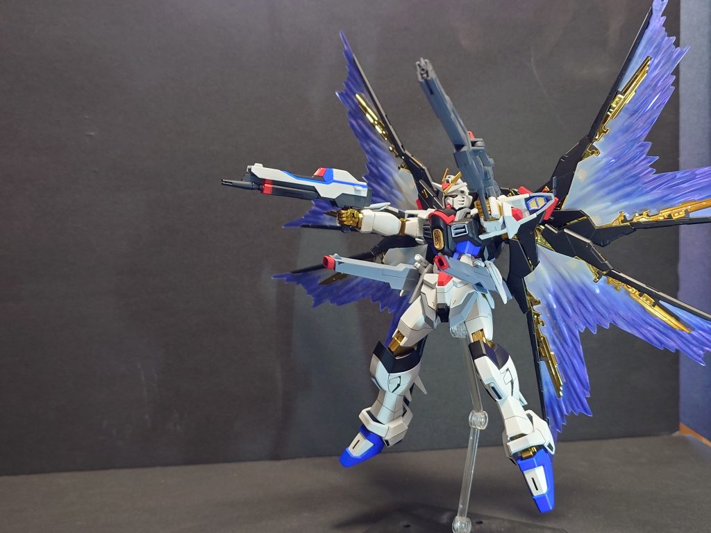 フルバースト②フリーダム系統といえばやっぱりフルバーストですけどアニメと違ってかっこよく見せるのは難しいですね。また、今回は弐式なのでビームライフルだけでなくレールガンバージョンも用意しました。