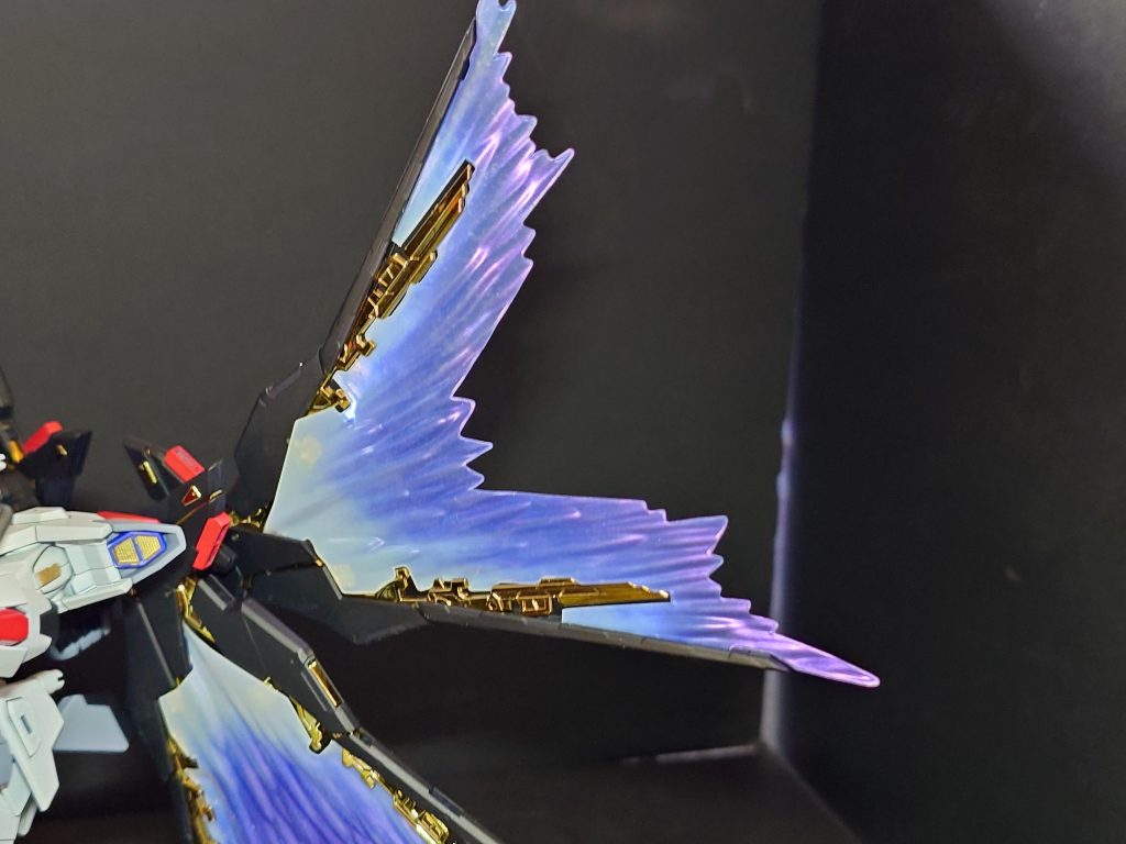 光の翼に関しては外側には紫のパール塗装をして内側には青色のパール塗装をしています。
