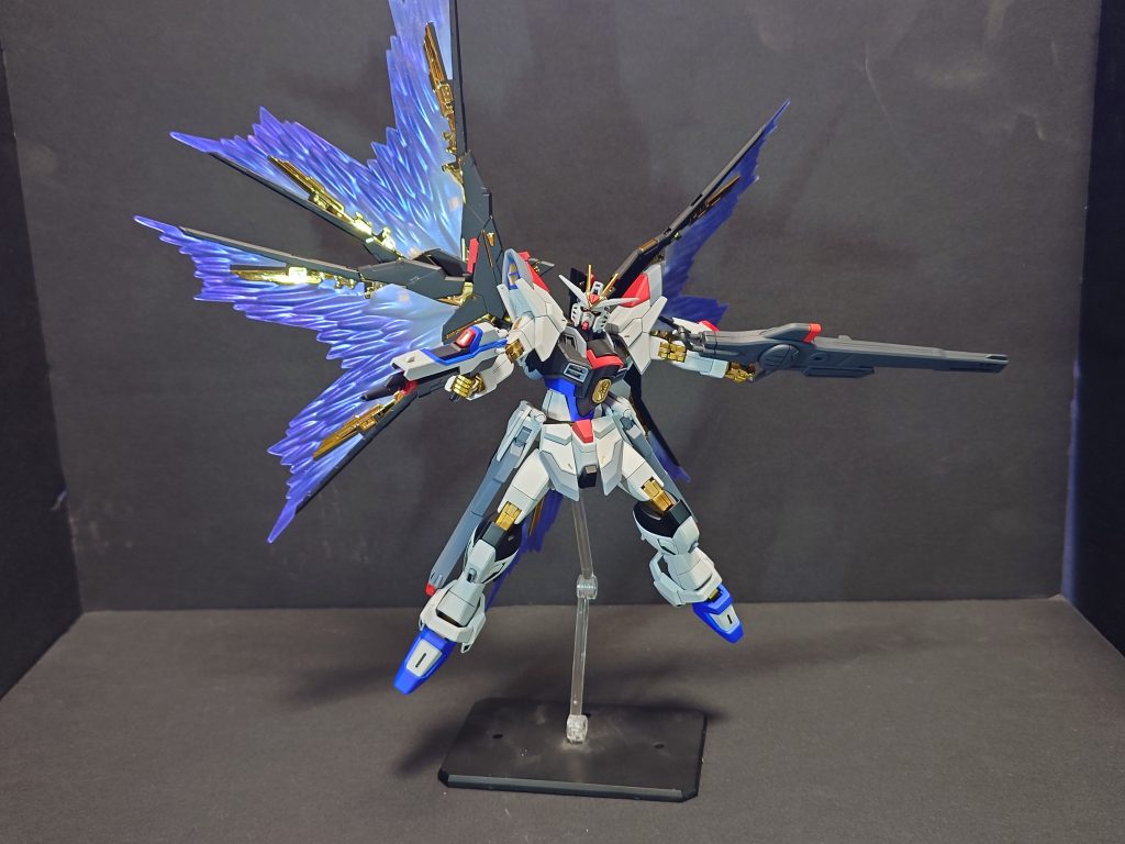 今年最後の投稿ですが今年も様々な方々に見ていただき、製作のモチベーションにつながりました。来年もこれを維持してより良い作品作りができるように頑張りますので御覧の皆様よろしくお願いします。来年はでかい系のガンプラも製作していきたいと考えています。&nbsp;ご覧いただきありがとうございました。