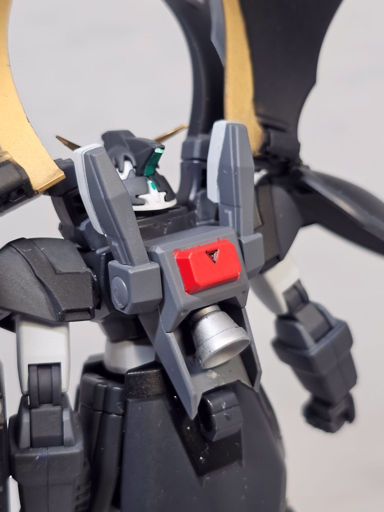 バックパックもモールドやパーツ構成を利用して色変更。中心部を敢えて赤にしてアクセントに。