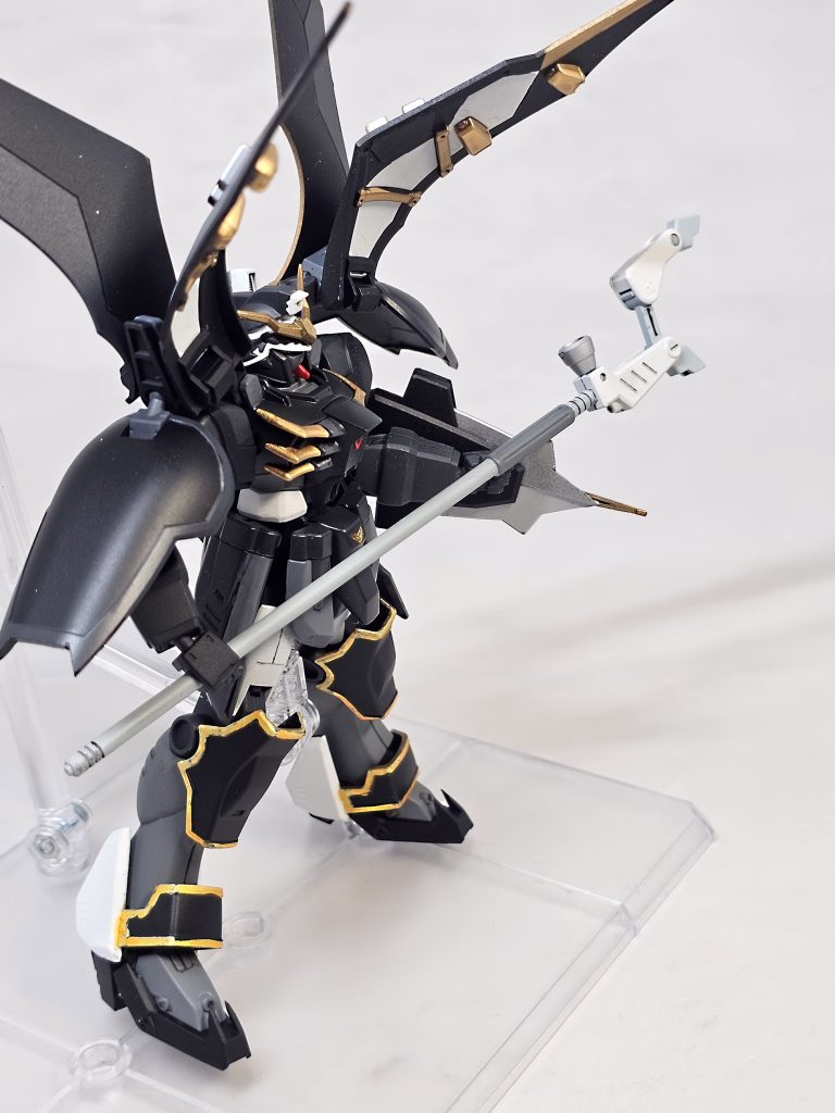 本体がEW版なども参考にガッツリグレーベースの機体になったのに対してツインビームサイズは敢えて白系（明灰白色）で。ビームサーベルとかが白なんだから武器はやっぱ白なのか、というのが発想の原点。ただ全て白系だと単調になるためこちらもグレーを活用しています。