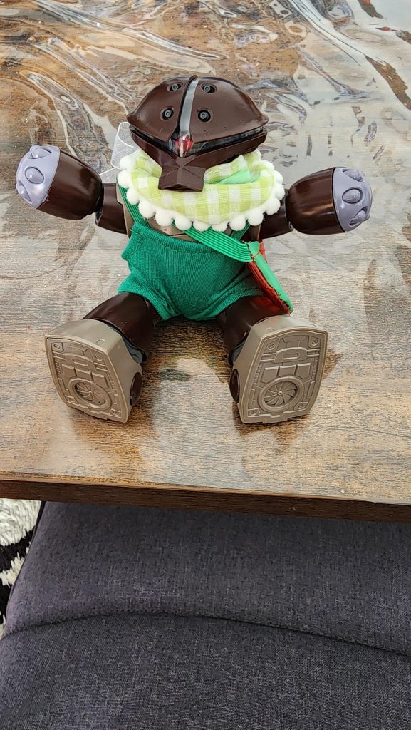 100円ショップセリアに売っている推しぬいの洋服が着れるという事で現在はこのバブいアッガイにしてます