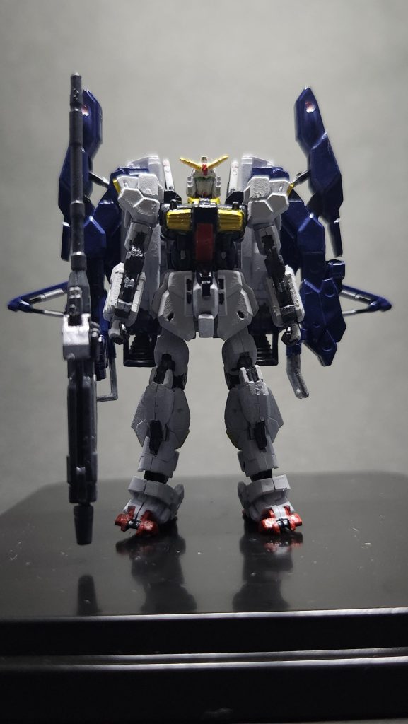 顔のスリットかなり溝が浅いけど、タガネとか使ったら顔面がへし折れそう。ツインアイは隈取り塗りたかったけど、いける気がしなかったので諦めてクリアグリーンを一色で塗っとります。