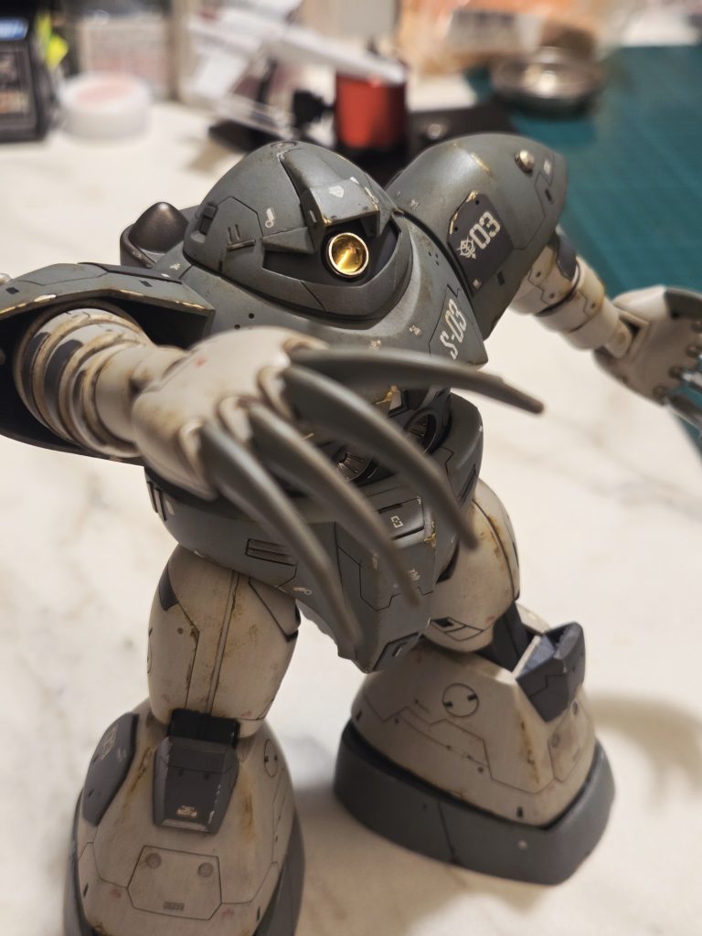 可動性はほとんどありませんが、飾っておくだけでもとても格好いいです。