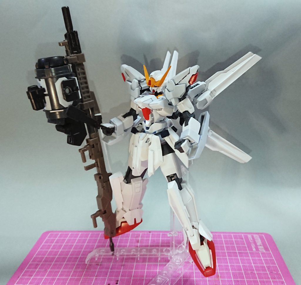 サフ状態。ティターンズブルーが発色するよう白を選択。