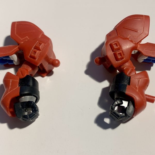 今回は腕と足にてを付けていきます。基本MGサザビーのディテールを参考にして作業しています。腕はスラスターが無かったのでディティールアップパーツを入れたかったのですが無かったのでランナーから自作しました。足は幅が足りない感じがしたので1ｍｍ幅マシしました。（2枚目）