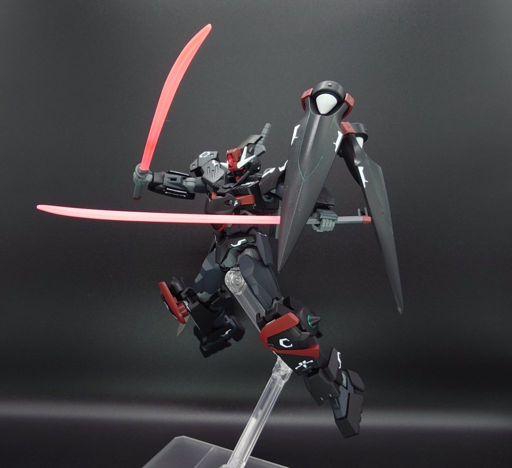 参ノ太刀:GNロングビームサーベル「破狛」肆ノ太刀:GNショートビームサーベル「破虎」物理が通りづらい敵との戦闘用に二本のビームサーベルを装備している。長く細い刀が破狛、太く短い刀が破虎であるが、その差は大きくない。そのわずかな差で敵を翻弄する。