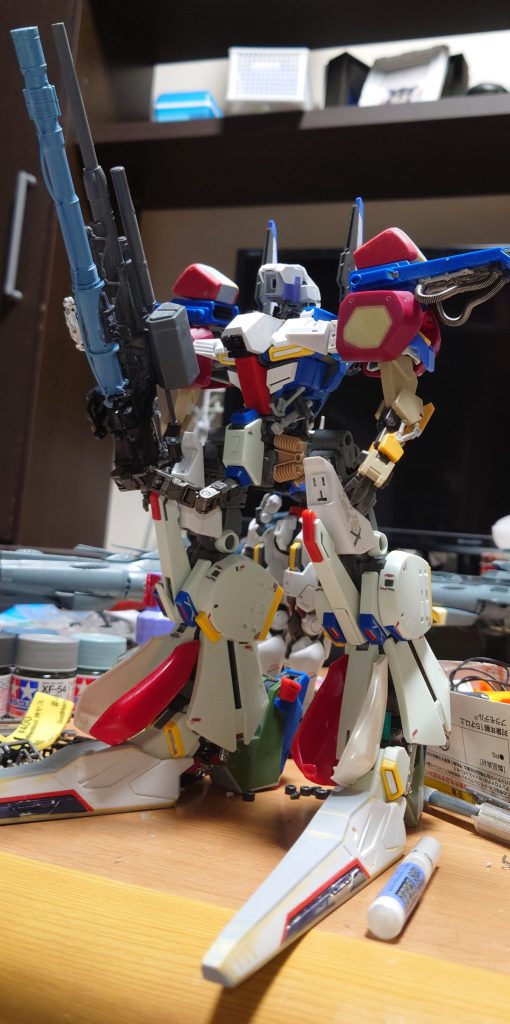 塗装前。何の部品使ったかわかりやすいかも。こんな見た目ですがカトキ版ZZの可動はある程度生きているので結構ポーズ付けれます。