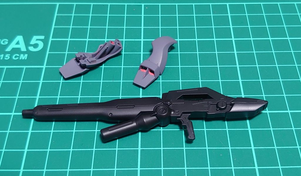 ・ダクトの貫通と可動化ベタっと塞がれてるのはやっぱりいまいちだったので、可動式にした後に思いきって貫通させました。・ビームマシンガン後方のカット自分にとっては大掛かりなメスでしたが、違和感なく出来たと思います。