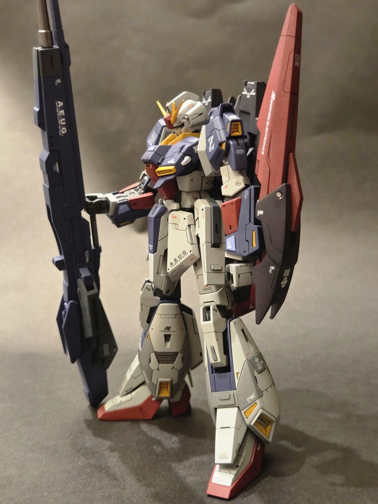 今回はスジ彫りをかなり多めに入れることに挑戦しました。特に脚部は本当に難しく、一般的な箱型の形状ではなく、内側と外側も左右対称ではないため、どんなラインを追加しても違和感が出てしまい、かなり悩みました。作業を進める中で、改めて「元々のメカデザインがすでに完成されている」ということを実感し、正直なところ、何も加えなくても十分に格好良いのではないか、と感じました。