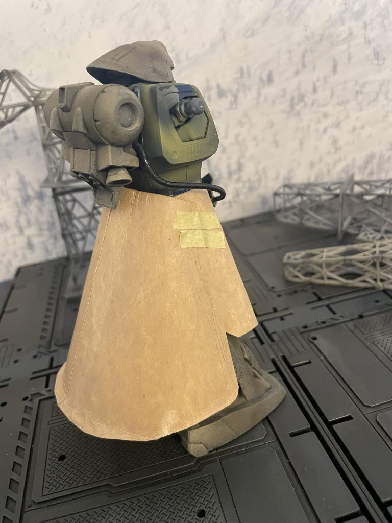 背面となります。マスキングテープで仮止め後、位置を確認後接着するイメージです。動力パイプはモビルスプリングに変更しバックパックのくぼみにつなげています。