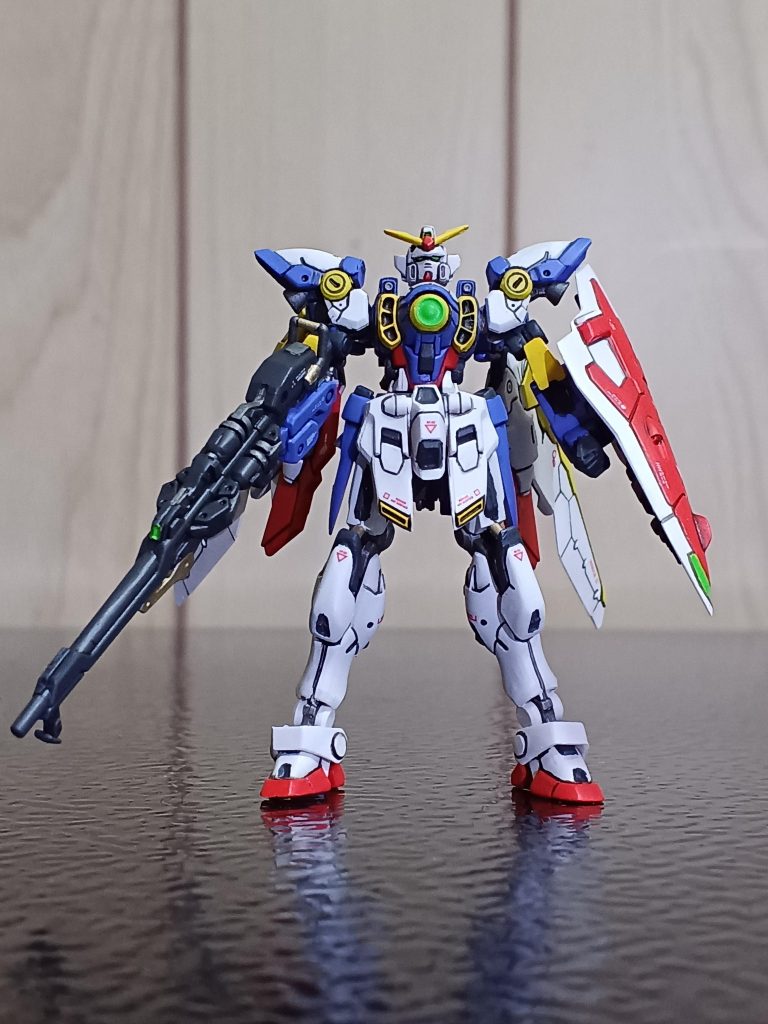 正面から。塗り分けが細かいと思いますが、意外にサクサク出来ました。前作のパラス・アテネが大変すぎた反動でそう感じただけかも(gundam-kao1)