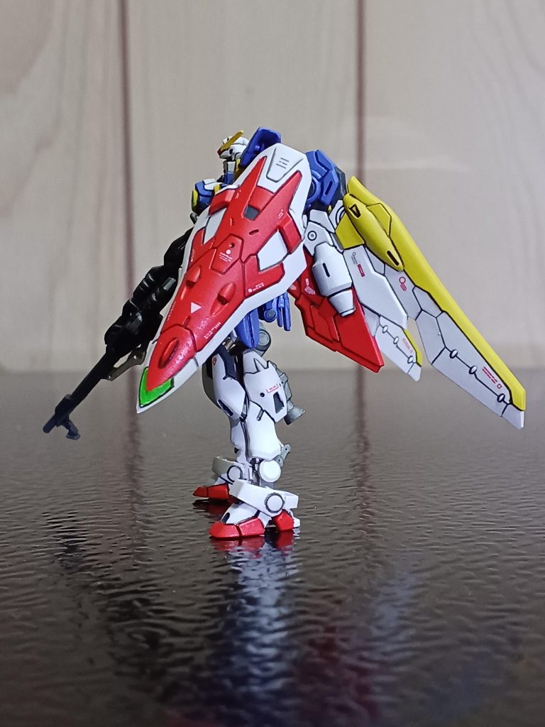 左サイドから。シールドの塗り分けが楽しかったですね(gundam-kao6)