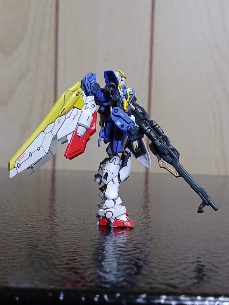 右サイドから。バスターライフルがカッコいいですね!サイドから見たシルエットも良いです(gundam-kao6)