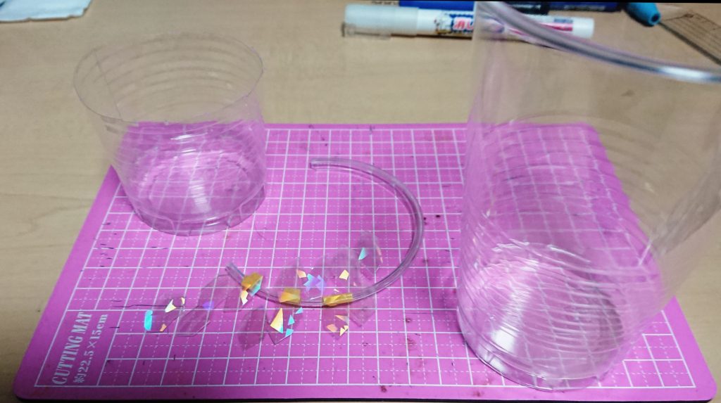 プラコップからエフェクト自作、ネタは蜃気楼の絶対守護領域(zaku-kao4)この辺りから、月刊ガンダムエース2002年11月号のGame‘ｓMsVより、幻のディフェンスモードについて考察開始。ワンダースワンのゲーム中では、νガンダムのファンネルバリアに庇ってもらい、ウェーブライダーにのって突撃する演出がありました。ファンネルが無いのであのバリア形状は無理として…そういえばFXはνを元にしてデザインされてた事を思いだし、Cファンネルバリアの着地点へ。