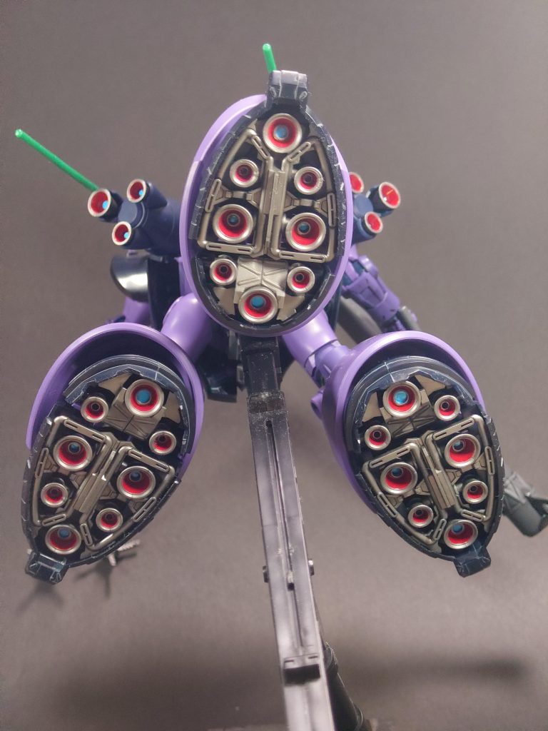 このブースターの数は圧巻！！MS1機に積む量では無いだろうよ！！！宇宙怪獣とでも戦うのかな！(笑)