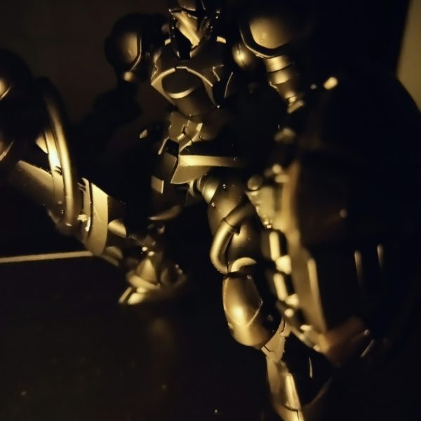 下塗り一回目完了成型色ではわからなかったけど塗ってみてやたらと粗が見えるな補修して二回目を塗るかしかしハクジはでかい😆（2枚目）