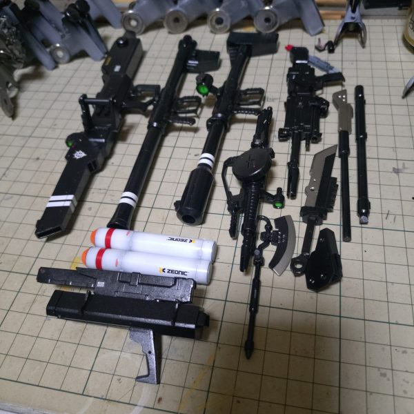 まずは武装の塗装から。フレーム塗装、武装の塗装とデカール貼り完了❗️GXウィノーブラックの上にGXメタルブラックを塗装。フレーム、ソード類の刃の部分はいつものスーパーチタン2で。武装は全てブラック系に統一。数が多いので割と時間掛かってしまったな（笑）次は本体の塗装に 