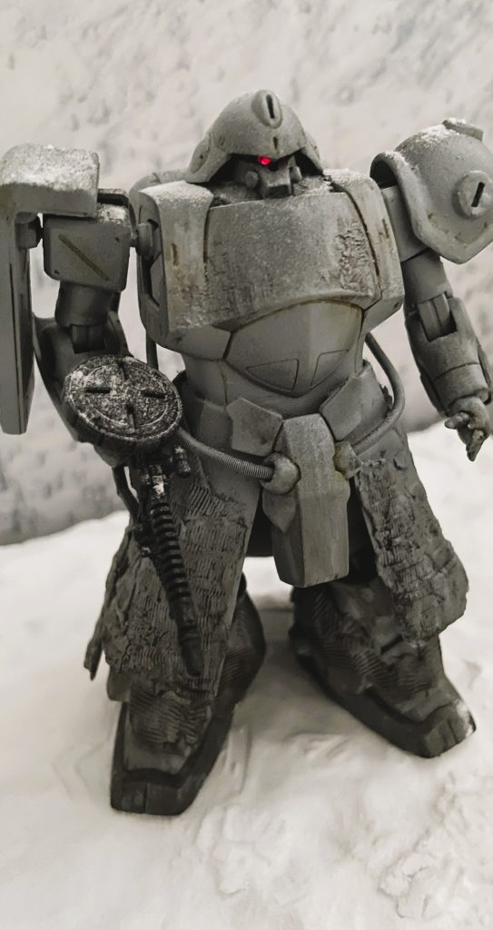 マラサイ正面のアップです。ジャーマングレーを下地にグレーをかぶせています。足回りにグランドブラウンで強めのウェザリングをいれつつガンダムカラーのイエローを胸部周り、腕部へ入れています。