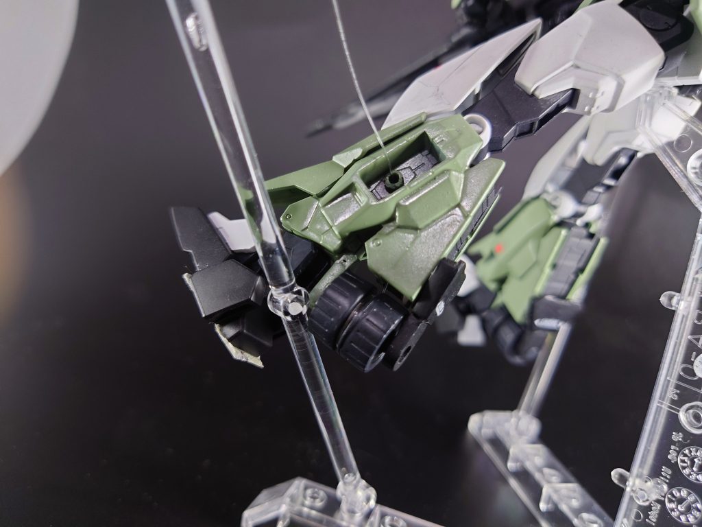 脚部には釣り糸とサタニクスのタイヤで作った巻き取り機構があり、実際にケーブルを格納することができます。原作で使用していた武装だったので再現に力を入れました。