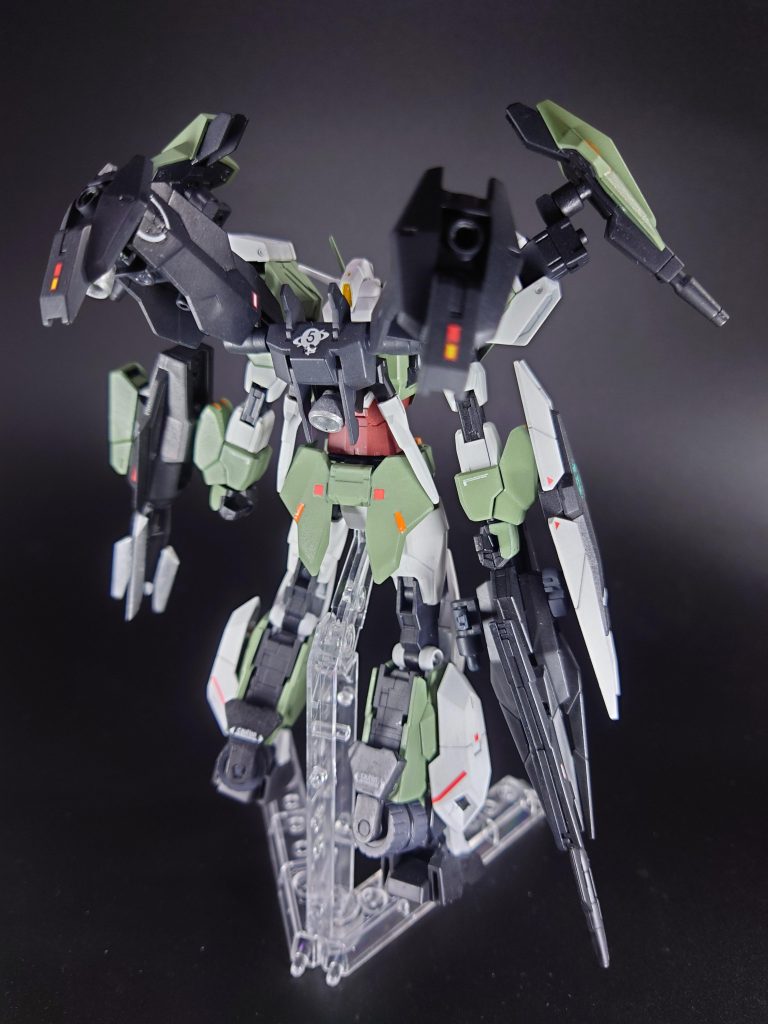 アースリィ、ジュピターヴ、ユーラヴェン、サタニクスの要素を各部位に取り入れ、単騎で複数の場面に対応できる、まさしくフルアーマーな機体にしました。