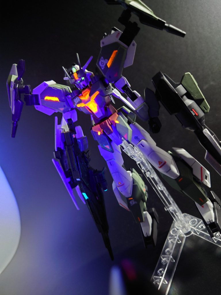 蛍光塗料でアーマーのオレンジのラインやクリアパーツを塗装したので、ブラックライトに反応します。暗闇だと印象がガラリと変わる機体となります。