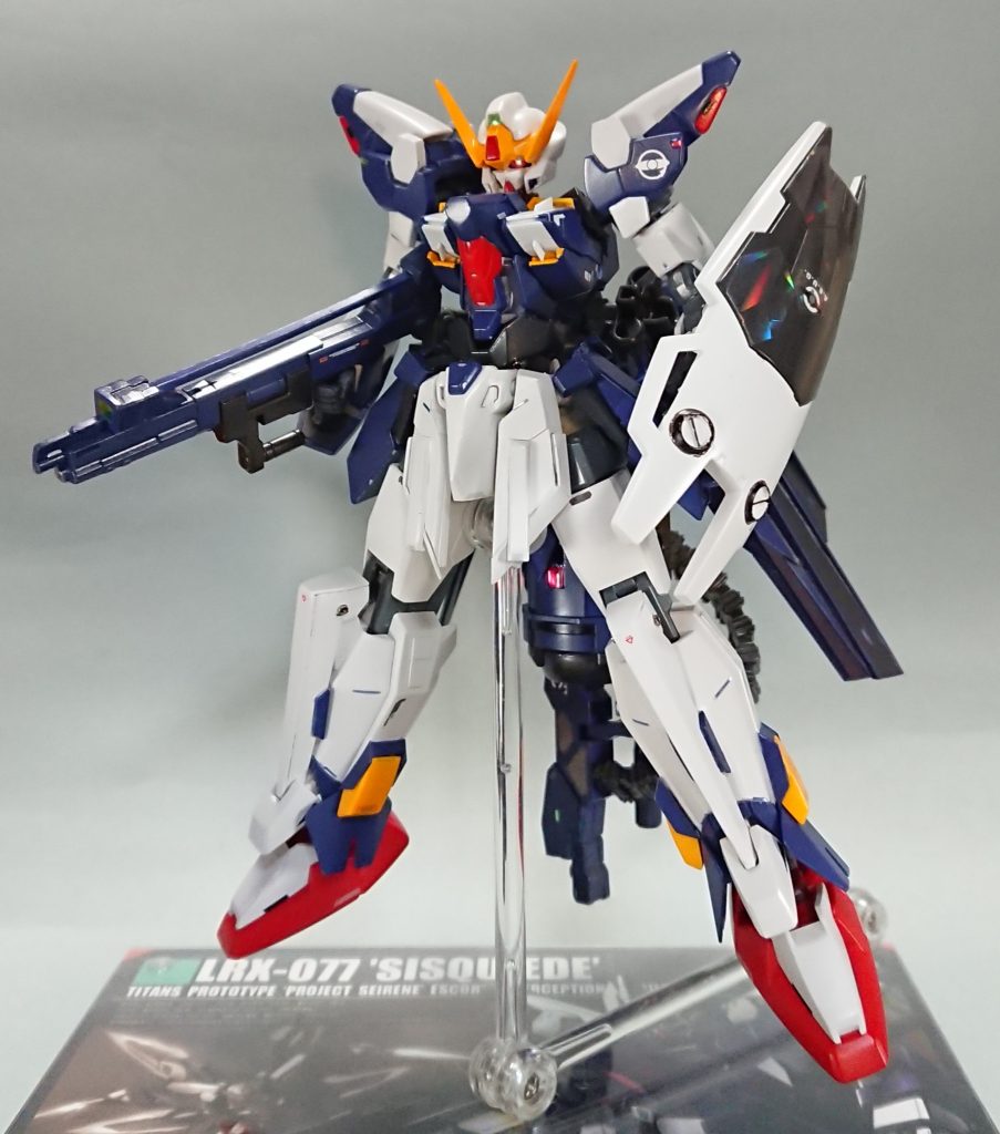 シスクード（意訳、左腕の盾…盾！？）<ミキシング>AGE3・FX・ストライク・SDCS/コンバージシスクード等…５番ン目はバニシング。Iフィールドジェネレーターを背負い、軽装状態を表現。マーキングはMk-2から、色分けもそちらを意識。シスクード登場話のタイトルは、「黒いガンダム」でMk-2と共演でした。盾はMk-2開発元になったジムカス系採用、ビームコーティング表現、連邦マークは消し飛ばし、エゥーゴマークは逆さまへ配置、まったく違和感ないですね。唯一筆塗りした黒丸ガタガタ…ポージングは素立ちと見せかけて、投稿流行りのウイングよせ、羽も畳んでフリーダムによせてみました。