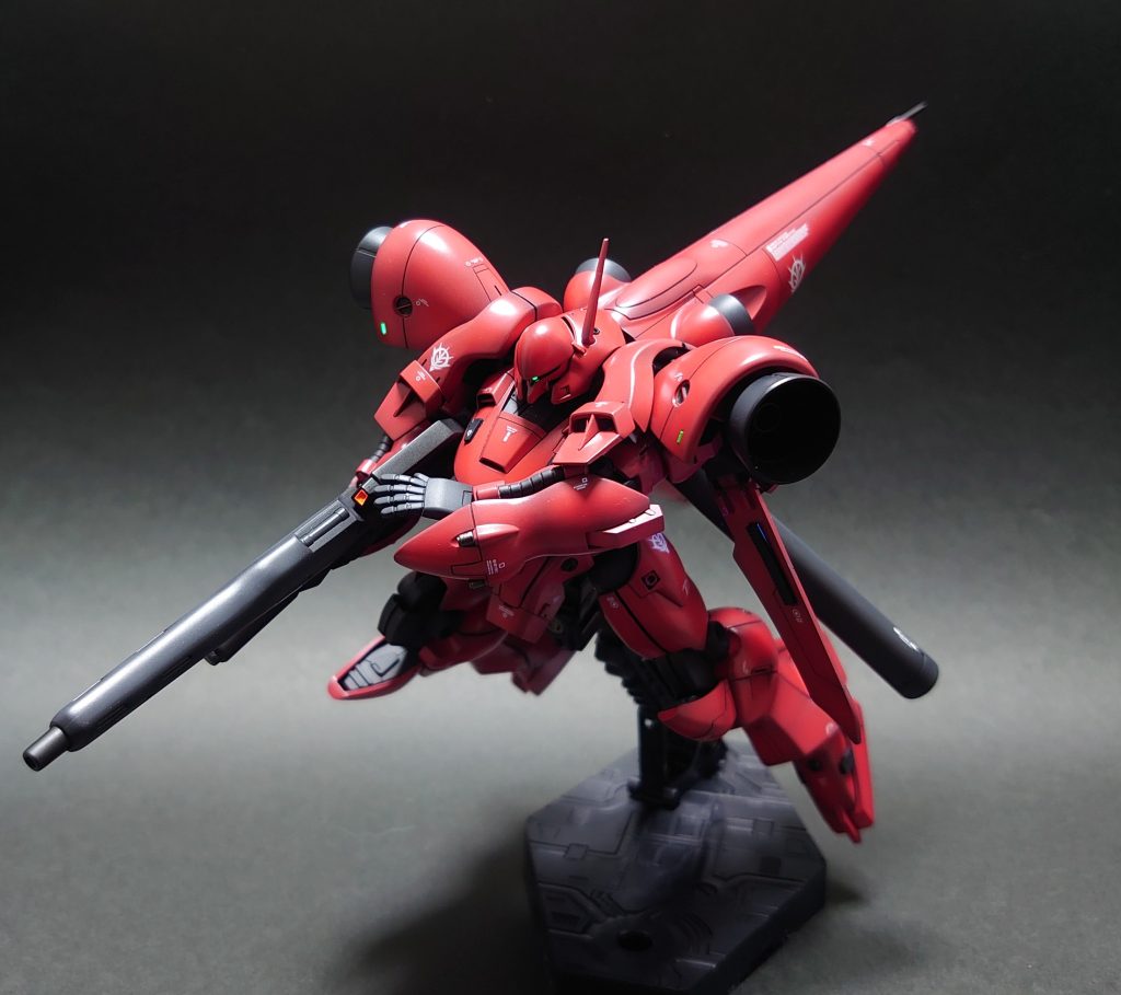 説明書に掲載されているポーズの再現です。ビームマシンガンとシュツルムブースターが一直線になる特徴的なショット。膝裏が露出するので、ディテールを入れた蓋をしてます。手首裏も蓋してますw