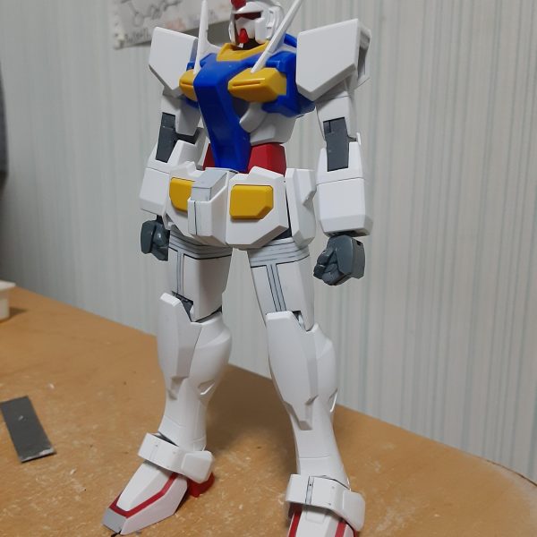 で、手足の延長を施したのがこちらになりま～す。0ガンダムは細くない！③｜だいたいグミさんの制作中の投稿｜GUNSTA（ガンスタ）の予告通り、胴を1.5ｍｍ、上腕を1ｍｍ。腕の方はプラ板をケチってランナータグを使っています。 自分の作品はプロポーション変更をする事が多い関係で、あちこちが縞模様になったり、接着面積の狭い部分や可動部の補強のために真鍮線を大量に使う事が多いです。今回は下半身だけで23本も入れています！（3枚目）