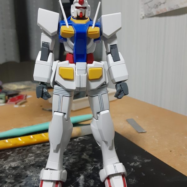 で、手足の延長を施したのがこちらになりま～す。0ガンダムは細くない！③｜だいたいグミさんの制作中の投稿｜GUNSTA（ガンスタ）の予告通り、胴を1.5ｍｍ、上腕を1ｍｍ。腕の方はプラ板をケチってランナータグを使っています。 自分の作品はプロポーション変更をする事が多い関係で、あちこちが縞模様になったり、接着面積の狭い部分や可動部の補強のために真鍮線を大量に使う事が多いです。今回は下半身だけで23本も入れています！（2枚目）