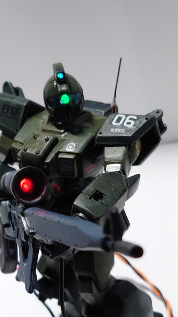 モノアイが光っている時が、ライフルとジムがつながっている精密射撃モードという、私の勝手な妄想設定です。